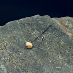 Elegancka spinka-szpilka z kamieniem szlachetnym