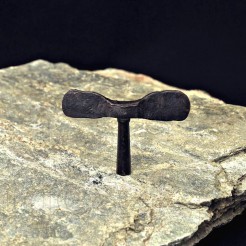 Zabytkowy klucz stalowy z kutą rączką numer 9