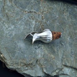 Korek swoim kształtem przypomina kielich tulipana ukośnie ścięty z uchylną zapadką