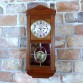 Luksusowy zegar wiszący w ciepłej kolorystyce drewna dębowego