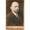Portret z atelier T. Mroczkowski Tarnów na kartoniku ukazujący eleganckiego mężczyznę