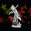 Czarujący kupidyn w zimowej aurze z nartami - porcelanowa figurka z Turyngii