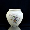 Uroczy, pękaty wazon z ręcznie malowanym bukietem kwiatów polnych - manufaktura Fürstenberg
