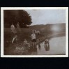 Rodzinny odpoczynek nad rzeką uwieczniony na pamiątkowej fotografii