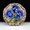 Porcelanowa, kwiatowa brosza marki Carl Schumann. 
