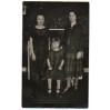 Trzy młode panny pozujące w stylowym wnętrzu na pamiątkowej fotografii