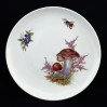 Prawdziwek, pszczoła i jagody -pięknie namalowane na porcelanowym talerzu z Miśni