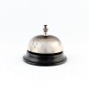 Elegancki dzwonek recepcyjny ze sprawnym mechanizmem dzwonienia.
