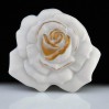 Piękna brosza z biskwitowej porcelany w formie róży. 