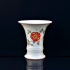 Kielichowy wazon wykonany został ze szlachetnej porcelany w kolorze kremowym