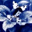 Biało neibeiska porcelanowa Calineczka w kwiecie liliowca