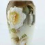 Jasna róża na pięknym tle porcelanowego wazonu