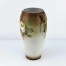 Porcelanowy wazon w stylu secesyjnym, który pochodzi z wytwórni Reinhold Schlegelmilch, znanej z najwyższej jakości swoich wyrobów.