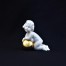 Porcelanowa figurka bawiącego się dziecka
