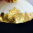 Zbliżenie na trawiony ornament na prawdziwym złocie
