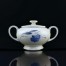 Kremowa, szlachetna porcelana udekorowana została motywem kwiatowym w postaci chabrów