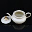 Herbaciany czajnik z porcelany w kolorze ecru reprezentuje styl Art Deco