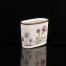 Goździk zdobi porcelanę z bawarskiej serii Wiesengrund