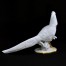 Tył porcelanowej figurki ptaka