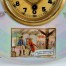 Zbliżenie na scenkę z humorem czeskim na starym zegarze z porcelany