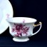 Kremowa, przejrzysta porcelana dekorowana bordowymi kompozycjami kwiatowymi oraz złoceniami