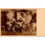 Radosna scenka z wiejskiego życia rodziny z dwójką dzieci na obrazie Franciszka Ejsmonda