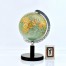 Sygnowany globus z mapą polityczną świata