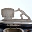 Zbliżenie na grawerowanego i wycinanego z metalu górnika z wózkiem
