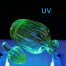 Szkło z dodatkiem związków uranu zmienia kolor na zielony w świetle uv. 