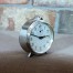 Dobrze zachowany budzik dla zbieracza starych zegarków i budzików