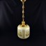 Zwis lampy wykonany jest z mosiężnych elementów w typie listkowym