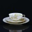 Komplet śniadaniowy wykonany z kremowej porcelany w typie herbacianym