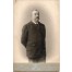Elegancki mężczyzna z obfitym wąsem na dawnym zdjęciu z XIX w.