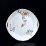 Białą porcelanę zdobią trzy orientalne kompozycje kwiatowe w różnokolorowych barwach