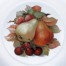 Subtelna patera z dojrzałymi owocami: gruszki, czereśnie oraz agrest czerwony
