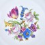 Zbliżenie na motyw kwiatowy na białej porcelanie Rosenthal