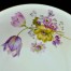 Zbliżenie na piękny wzór kwiatowy na porcelanie kremowej