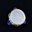 Pękate porcelanowe naczynie dekorowane ręczną malaturą, o czym informuje napis "Handmalen" na spodzie popielnicy