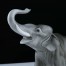 Uniesiona trąba porcelanowego słonia - symbol szczęścia i pomyślności