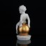 Biała porcelana ze złotą kulą - figuralny okaz