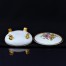 Śliczne puzderko z białej porcelany stojące na czterech złotych nóżkach w kształcie lwich łapek