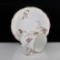 Biała porcelana z subtelną dekoracją kwiatową