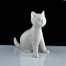 Biała nieszkliwiona figurka kota syjamskiego