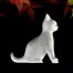Biskwitowa figurka kota przedstawiona w profilu bocznym