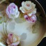 Pięknie róże niczym żywe kwiaty na porcelanowej dekoracji