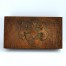Drewniana szkatuła z pięknym, stylowym herbem