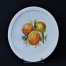 Brzoskwinie i leśne jagody na śląskiej porcelanie