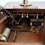 Widok wnętrza starego aparatu telefonicznego do użytku domowego