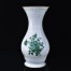 Śliczny wzór zielonych kwiatów wśród tłoczeń na białej porcelanie