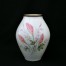Biały porcelanowy wazon o modernistycznym fasonie
